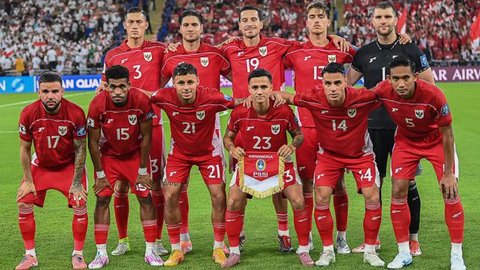 Pemain Timnas Indonesia, Rizky Ridho dan Jay Idzes merayakan kemenangan atas Bahrain pada laga kedelapan putaran ketiga Grup C kualifikasi Piala Dunia 2026 di Stadion Utama Gelora Bung Karno,