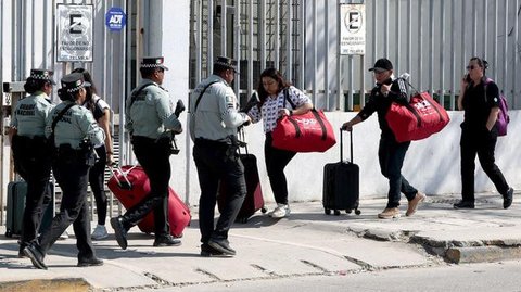 Seorang petugas pemadam kebakaran memadamkan api yang membakar sebuah bus dalam insiden kerusuhan usai kematian bos kartel narkoba El Mencho di negara bagian Jalisco, Meksiko. (Dok. AFP/Ulise