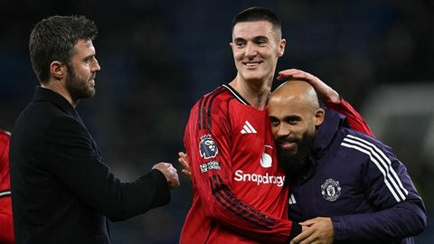 Striker Manchester United (MU), Benjamin Sesko, melakukan selebrasi setelah membobol gawang Everton pada lanjutan Liga Inggris 2025/2026 di Goodison Park, Selasa (24/2/2026) dini hari WIB. (P