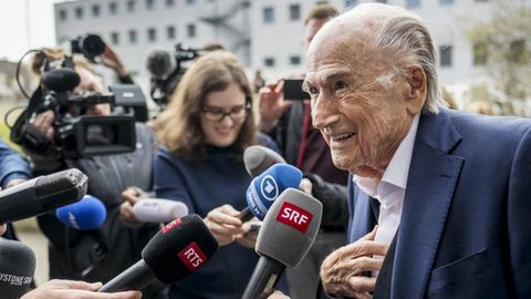 Mantan presiden FIFA, Sepp Blatter, bereaksi saat meninggalkan gedung pengadilan setelah putusan banding oleh kantor Jaksa Agung Swiss terhadap mantan presiden UEFA dan FIFA atas dugaan pemba