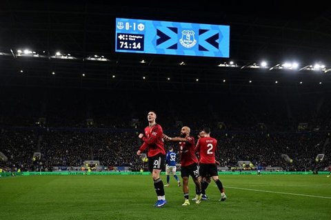 Reaksi penjaga gawang Manchester United asal Belgia, Senne Lammens (tengah) setelah pertandingan pekan ke-27 Liga Primer Inggris 2025/2026 melawan Everton di Stadion Hill Dickinson, Liverpool