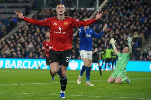 Reaksi penjaga gawang Manchester United asal Belgia, Senne Lammens (tengah) setelah pertandingan pekan ke-27 Liga Primer Inggris 2025/2026 melawan Everton di Stadion Hill Dickinson, Liverpool