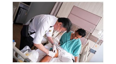 Asnawi Mangkualam menjenguk Pratama Arhan yang baru selesai menjalani operasi di Bangkok, Thailand, Selasa (24/2/2026). (Dok. Instagram Asnawi Mangkualam)