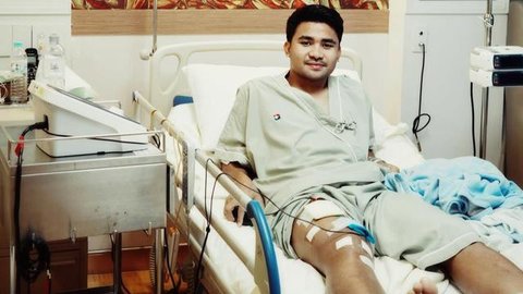 Asnawi Mangkualam menjenguk Pratama Arhan yang baru selesai menjalani operasi di Bangkok, Thailand, Selasa (24/2/2026). (Dok. Instagram Asnawi Mangkualam)