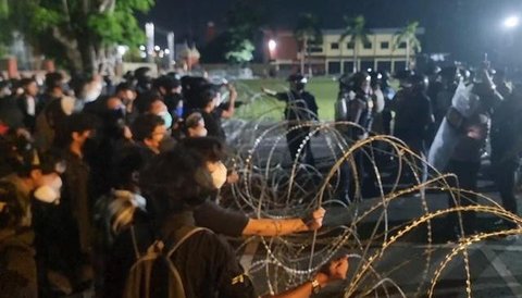 Ratusan orang menggelar aksi unjuk rasa di depan Markas Kepolisian Daerah Daerah Istimewa Yogyakarta (Mapolda DIY), Selasa (24/02/2026) malam. (Liputan6.com/Hendro Ary Wibowo)