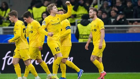 Fokus menguasai laga, Inter Milan justru dikejutkan oleh gol yang dicetak Jens Petter Hauge di menit ke-58. Bodo/Glimt unggul 0-1. Tampak dalam foto, pemain Bodo/Glimt, Jens Petter Hauge (tengah) merayakan golnya bersama rekan-rekan setimnya selama pertandingan babak playoff Liga Champions 2025-2026 melawan Inter Milan di stadion San Siro, Italia, Selasa 24 Februari 2026 waktu setempat atau Rabu (25/2/2026) dini hari WIB.