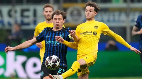 Rapatnya lini pertahanan Bodo/Glimt membuat gempuran serangan tuan rumah sulit berbuah gol. Skor imbang 0-0 bertahan hingga babak pertama usai. Tampak dalam foto, pemain Inter Milan, Nicolo Barella (kiri) berebut bola dengan pemain Bodo/Glimt selama pertandingan babak playoff Liga Champions 2025-2026 di stadion San Siro, Italia, Selasa 24 Februari 2026 waktu setempat atau Rabu (25/2/2026) dini hari WIB.