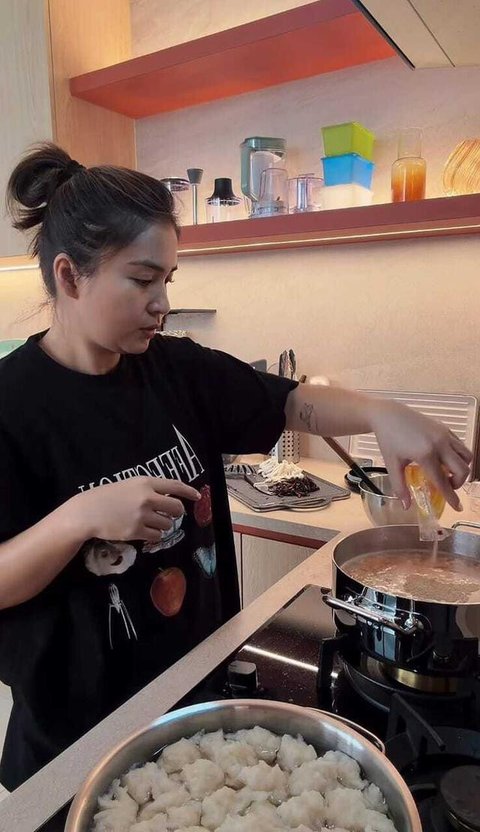 Potret Dapur Rumah Putri Titian/ Instagram @putrititian