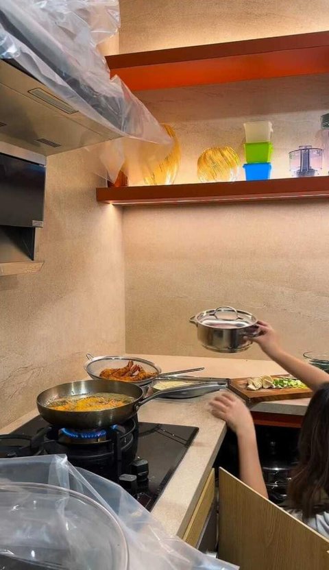 Potret Dapur Rumah Putri Titian/ Instagram @putrititian