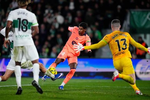 Ilustrasi Marcus Rashford dengan jersey Barcelona. (AP Photo/Dave Thompson/Generate AI)