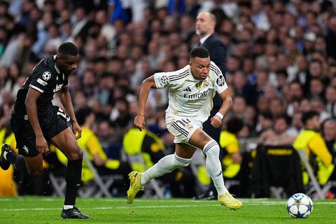 Pierre Kalulu (Juventus) menekan Kylian Mbappe (Real Madrid) dalam laga Liga Champions di Madrid, Spanyol, 23 Oktober 2025. (AP Photo/Manu Fernandez)