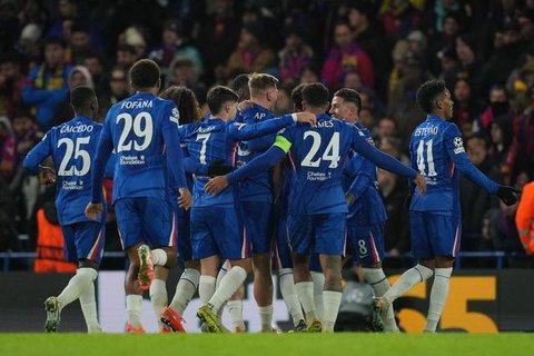 Pemain Chelsea, Liam Delap (tengah), merayakan gol ketiga timnya bersama rekan-rekannya dalam pertandingan pembuka Liga Champions antara Chelsea dan Barcelona di London, Selasa, 25 November 2025. (Foto AP/Kin Cheung)