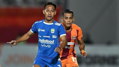 Pemain Persib Bandung, Marc Klok (kiri) berebut bola dengan pemain Persija Jakarta, Maxwell dalam laga lanjutan BRI Super League 2025/2026 melawan Persija Jakarta di Stadion Gelora Bandung La