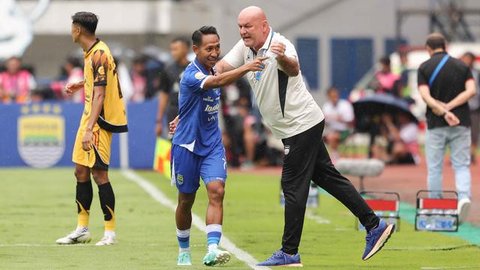Pemain Persib Bandung, Marc Klok (kiri) berebut bola dengan pemain Persija Jakarta, Maxwell dalam laga lanjutan BRI Super League 2025/2026 melawan Persija Jakarta di Stadion Gelora Bandung La