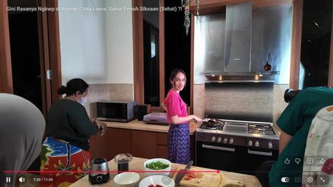 Potret Ruang Makan Rumah Cinta Laura (Foto: Akun YouTube Cinta Laura Kiehl)