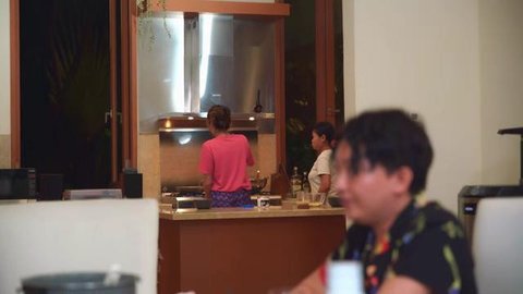 Potret Ruang Makan Rumah Cinta Laura (Foto: Akun YouTube Cinta Laura Kiehl)