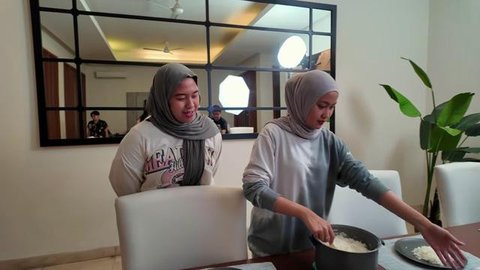 Potret Ruang Makan Rumah Cinta Laura (Foto: Akun YouTube Cinta Laura Kiehl)