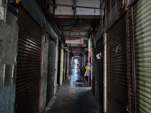 Blok G Pasar Tanah Abang, Jakarta Pusat kini semakin sepi dan redup. (Liputan6.com/Rizqi Tri Novitasari)