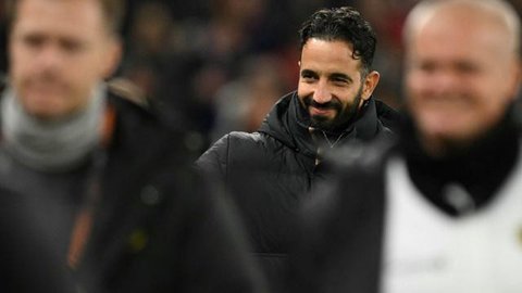 Pelatih kepala Manchester United asal Portugal, Ruben Amorim, tiba untuk pertandingan Europa League&nbsp;antara Manchester United dan Bodoe/Glimt di stadion Old Trafford di Manchester, Inggris barat laut, Jumat dini hari WIB (29/11/2024). (Oli SCARFF/AFP)