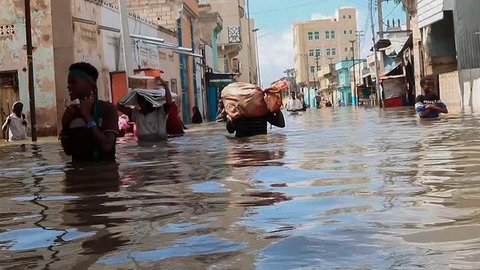 Warga Somalia mengantre untuk mendapat makanan di kamp pengungsian sementara di daerah Tabelaha di pinggiran Mogadishu, Somalia (30/3). Kekeringan ini mengancam setengah dari penduduk negara