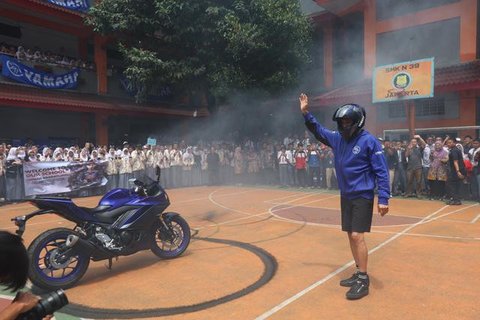 Toprak Razgatlioglu didatangkan Yamaha untuk melakukan serangkaian kegiatan di Indonesia. Tampak dalam foto, pembalap rookie Prima Pramac Racing, Toprak Razgatlioglu saat menyapa siswa/siswi SMK Negeri 39 di kawasan Cempaka Putih, Jakarta Pusat, Selasa (20/1/2026).