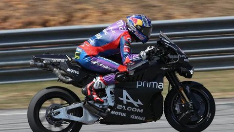 Juara World Superbike tiga kali itu mencuri perhatian saat turun lintasan dengan Yamaha M1 tanpa sayap belakang.
