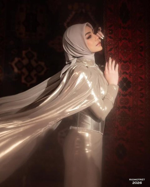 Celine Evangelista Pakai Gaun Cape Elegan (Foto: Instagram/riomotret)