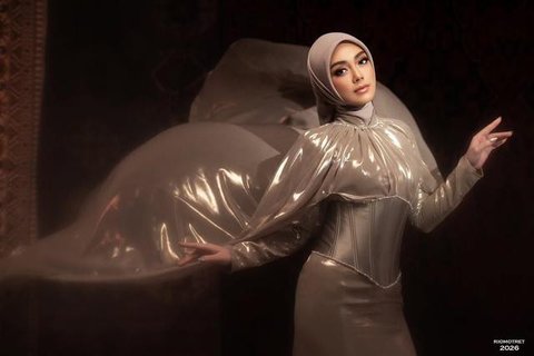 Celine Evangelista Pakai Gaun Cape Elegan (Foto: Instagram/riomotret)