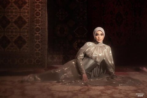 Celine Evangelista Pakai Gaun Cape Elegan (Foto: Instagram/riomotret)