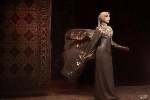 Celine Evangelista Pakai Gaun Cape Elegan (Foto: Instagram/riomotret)