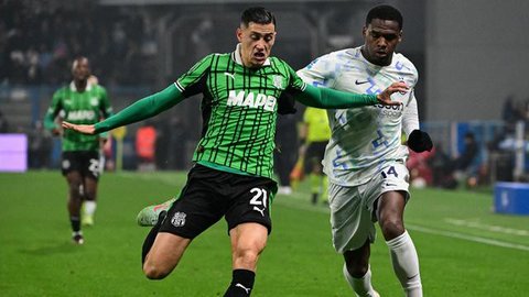 Pemain Sassuolo, Jay Idzes (kanan) berebut bola dengan pemain Inter Milan, Ange-Yoan Bonny dalam laga lanjutan Liga Italia 2025/2026 di Mapei Stadium, Minggu (08/02/2026) waktu setempat. (AFP/Piero Cruciatti)