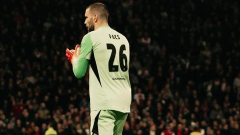 Marteen Paes berduel di udara saat memperkuat Ajax Amsterdam menjalan laga tandang di markas PEC Zwolle dalam laga lanjutan Eredivisie 2025/2026, Minggu (1/3/2026) malam WIB. (AFP/Tobias Kleu