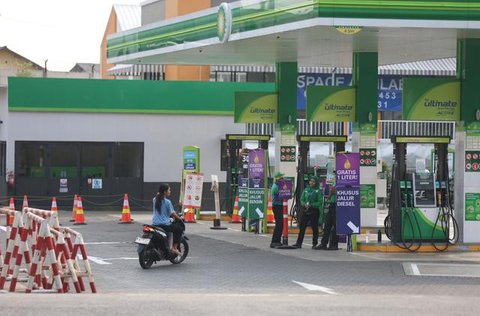 Petugas mengisi bahan bakar minyak (BBM) ke dalam kendaraan di sebuah SPBU di Jakarta, Kamis (31/3/2022). PT Pertamina (Persero) akan memberlakukan tarif baru BBM jenis Pertamax menjadi Rp 12