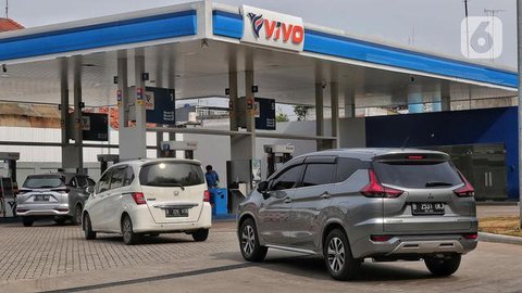 Petugas mengisi bahan bakar minyak (BBM) ke dalam kendaraan di sebuah SPBU di Jakarta, Kamis (31/3/2022). PT Pertamina (Persero) akan memberlakukan tarif baru BBM jenis Pertamax menjadi Rp 12