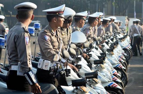 Petugas kepolisian mengikuti apel operasi ketupat 2019 di lapangan Silang Monas, Jakarta, Selasa (28/5/2019). Objek pengamanan dalam Operasi Ketupat Tahun 2019, antara lain berupa 898 termina