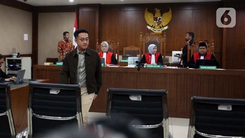 Delpedro Marhaen mengangkat tangan usai mengikuti sidang lanjutan dugaan penghasutan kerusuhan pada Agustus 2025 di Pengadilan Negeri Jakarta Pusat, Kamis (8/1/2026). Majelis Hakim Pengadilan