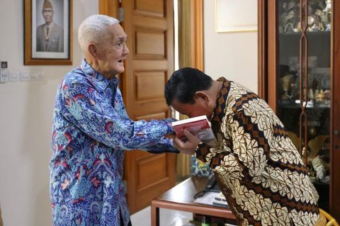 Wakil Presiden periode 1993-1998 Try Sutrisno menghadiri pemakaman istri presiden ke-6 RI Susilo Bambang Yudhoyono (SBY), Ani Yudhoyono di Taman Makam Pahlawan (TMP) Kalibata, Jakarta, Minggu