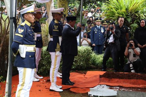 Wakil Presiden periode 1993-1998 Try Sutrisno menghadiri pemakaman istri presiden ke-6 RI Susilo Bambang Yudhoyono (SBY), Ani Yudhoyono di Taman Makam Pahlawan (TMP) Kalibata, Jakarta, Minggu