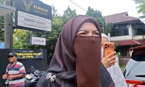 Wardatina Mawa sambangi Polda Metro Jaya, Kamis (4/12/2025), untuk jalani pemeriksaan terkait laporannya terhadap sang suami, Insanul Fahmi, dan IR.