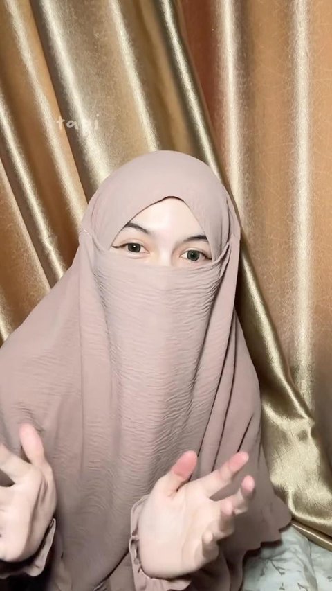 Wardatina Mawa sambangi Polda Metro Jaya, Kamis (4/12/2025), untuk jalani pemeriksaan terkait laporannya terhadap sang suami, Insanul Fahmi, dan IR.