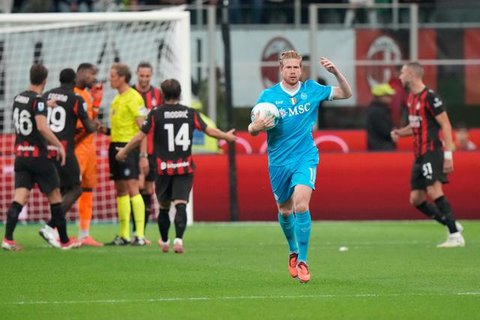 Gelandang Napoli, Kevin De Bruyne merayakan gol penaltinya ke gawang AC Milan, Senin (29/9/2025) (AP Photo/Luca Bruno)
