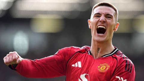 Dari kiri ke kanan) Bek Manchester United asal Inggris #05, Harry Maguire, dan bek Manchester United asal Portugal #20, Diogo Dalot, bereaksi setelah kebobolan gol pembuka selama pertandin