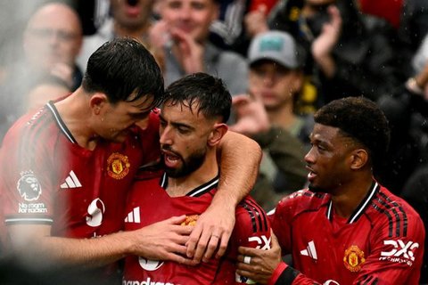 Dari kiri ke kanan) Bek Manchester United asal Inggris #05, Harry Maguire, dan bek Manchester United asal Portugal #20, Diogo Dalot, bereaksi setelah kebobolan gol pembuka selama pertandin