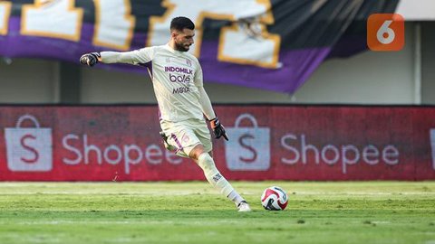 Kiper Persita Tangerang, Igor Rodrigues menjalani sesi wawancara eksklusif bersama Bola.com dalam program Bola Break di Indomilk Arena, Tangerang, Selasa (3/2/2026). (Bola.com/Abdul Aziz)