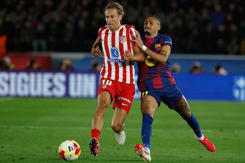 Marcos Llorente dan Raphina berebut bola dalam laga leg kedua semifinal Copa del Rey antara Barcelona vs Atletico Madrid di Camp Nou, 4 Maret 2026.