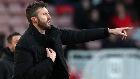 Pelatih interim Manchester United asal Inggris, Michael Carrick, memberi isyarat kepada para pemain selama pertandingan Liga Inggris antara Manchester United dan Fulham di Old Trafford di Man
