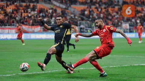 Pemain Persija Jakarta, Maxwell Souza (kanan) berusaha melesatkan bola ke gawang dibayangi pemain Borneo FC, Rivaldo Pakpahan dalam laga lanjutan BRI Super League 2025/2026 di Jakarta International Stadium (JIS), Jakarta Utara, Selasa (03/03/2026). (Bola.com/M Iqbal Ichsan)