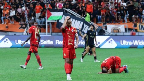 Ekspresi pemain Persija, Rizky Ridho Ramadhani (tengah) usai bertanding melawan Borneo FC pada laga pekan ke-24 BRI Super League 2025/2026 di Jakarta International Stadium, Selasa (3/3/2026) malam WIB. Menjamu Borneo FC pada pekan ke-24 BRI Super League 2025/2026, Persija Jakarta gagal meraih poin penuh. (Bola.com/M Iqbal Ichsan)
