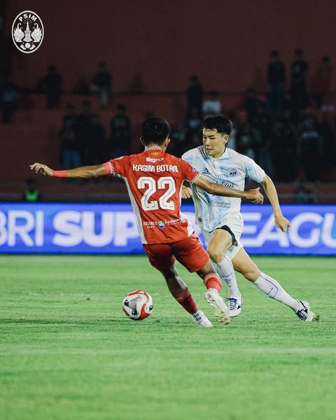Bek PSIM Yogyakarta, Jop van der Avert mengejar laju dari striker Semen Padang, Kasim Botan dalam laga pekan ke-24 BRI Super League 2025/2026 di Stadion Gelora H. Agus Salim, Padang, Rabu (4/