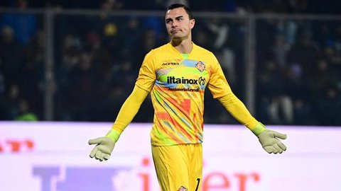 Kiper Cremonese, Emil Audero Mulyadi melakukan penyelamatan hebat saat bertandang ke markas Lazio    dalam lanjutan Serie A 2025/2026 di Stadion Olimpico Roma, Minggu (12/12/2025) dini hari W
